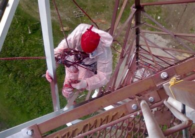 покраска башенного крана альпинистом